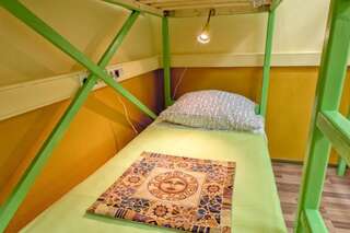 Гостиница Hostel Sunny World  Санкт-Петербург Семейный номер с общей ванной комнатой-8